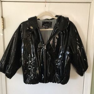 Moda cropped patent leather jacket